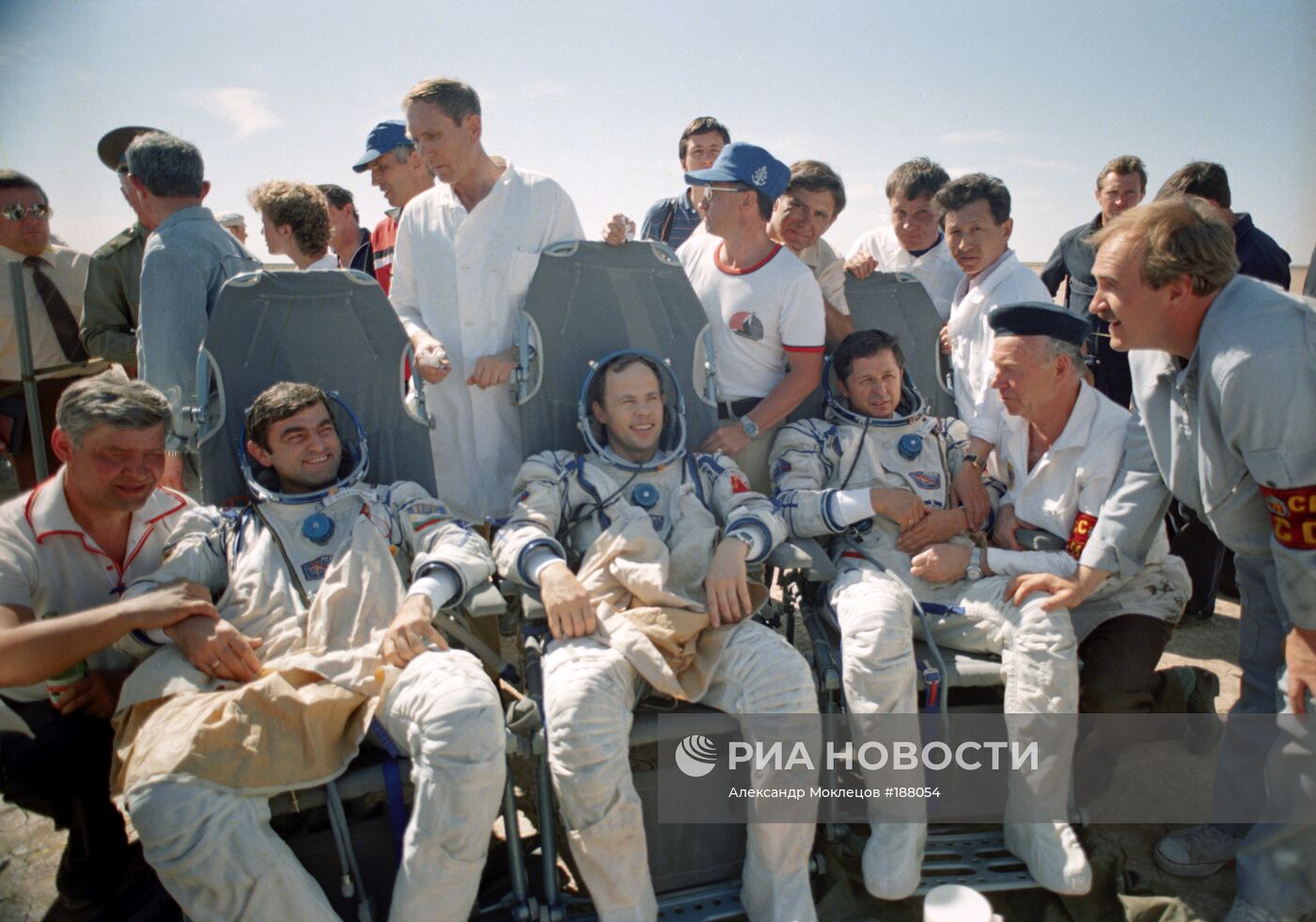 Экипаж орбитального комплекса "Мир" после приземления