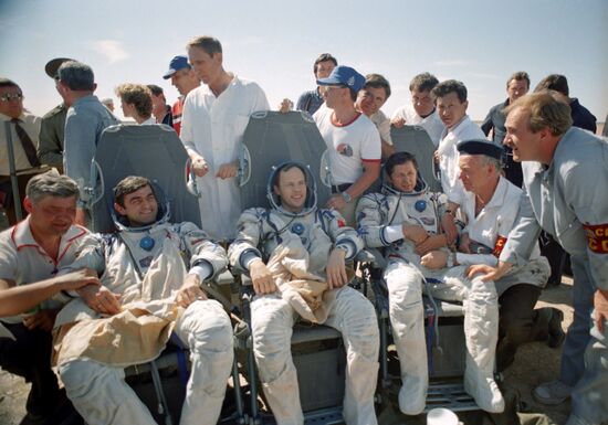 Экипаж орбитального комплекса "Мир" после приземления