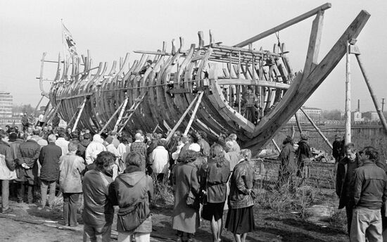 САНКТ-ПЕТЕРБУРГ ЖИТЕЛИ СТРОИТЕЛЬСТВО ФРЕГАТ "ШТАНДАРТ"