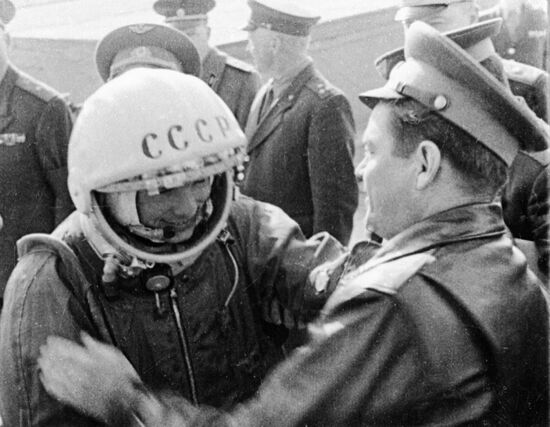 Юрий Гагарин перед полетом в космос. Кадр из фильма "10 лет космической эры"