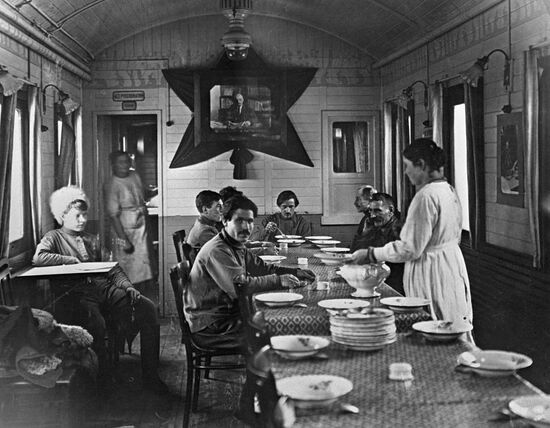 Сотрудники агитпоезда в столовой