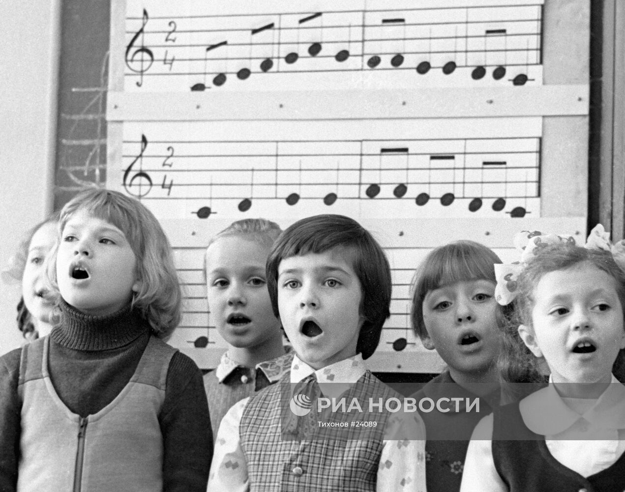 Вокально массовая. Дети поют. Дети поют в Хоре. Дети поют в школе. Урок пения в Советской школе.