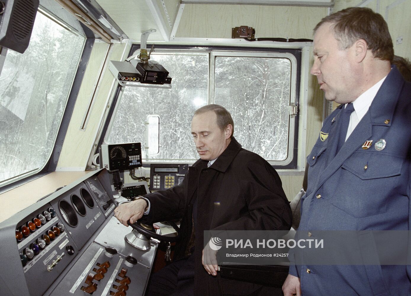 Путин в кабине машиниста электропоезда