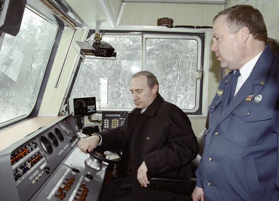 Путин в кабине машиниста электропоезда