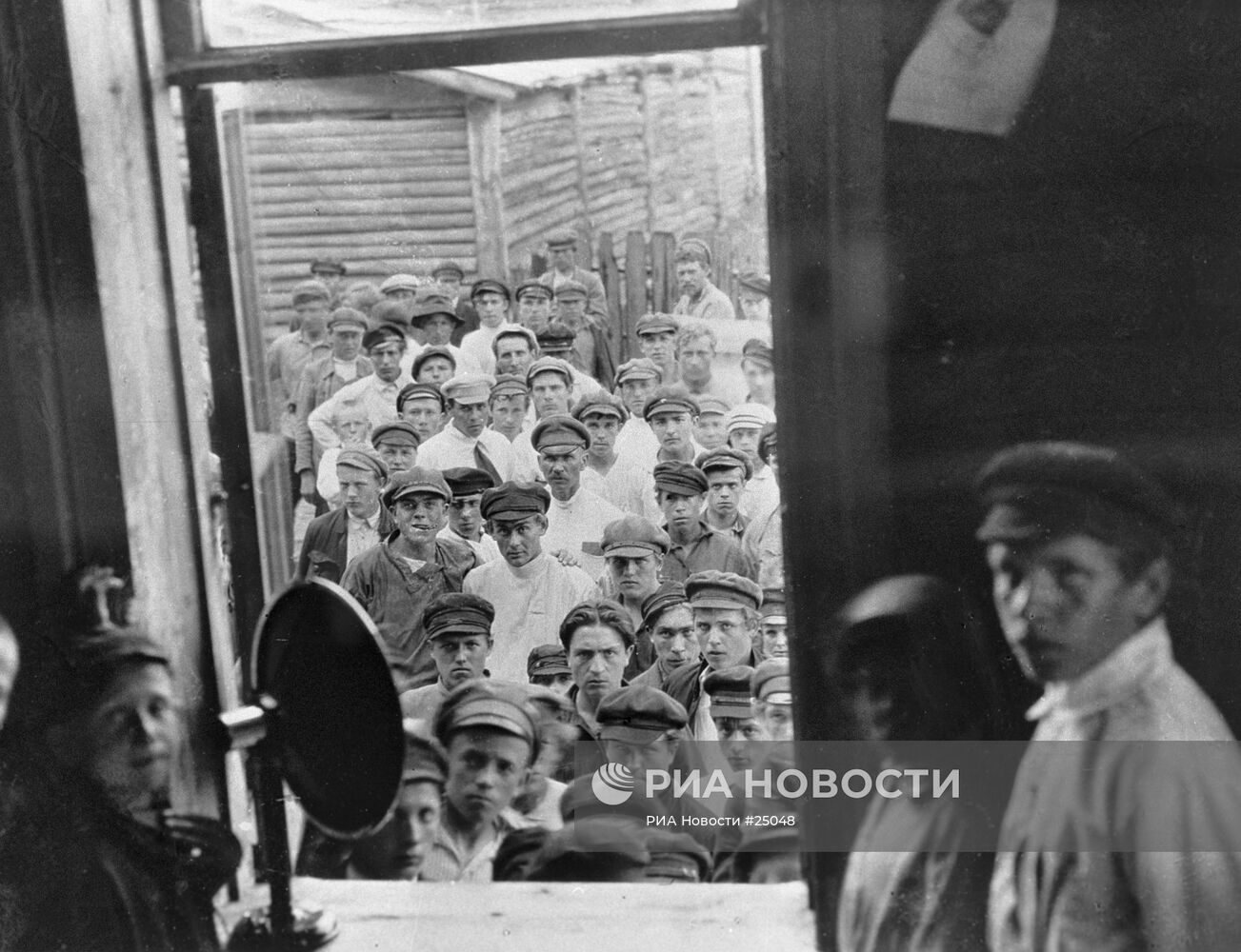 Жители села слушают радио