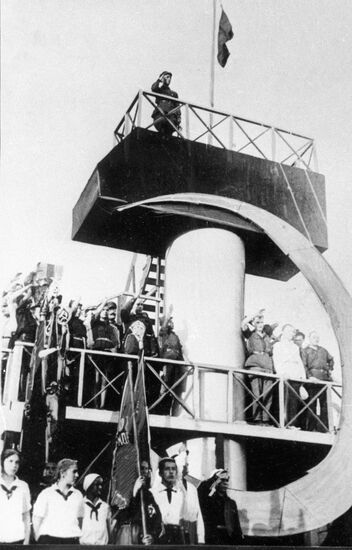 ПИОНЕРЫ СЛЕТ ТРИБУНА ЗНАМЕНА