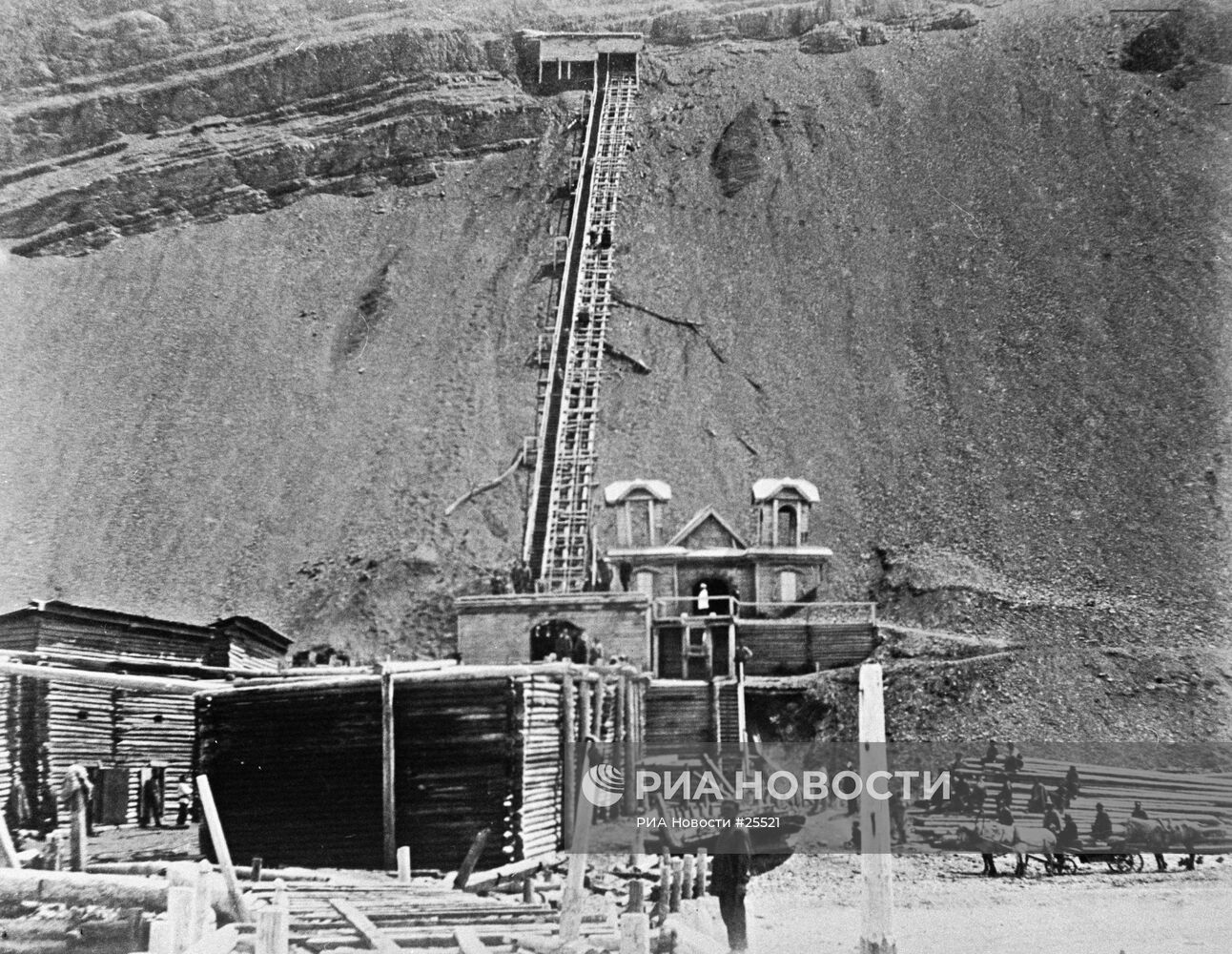 Рудник близ поста Дуэ на острове Сахалин