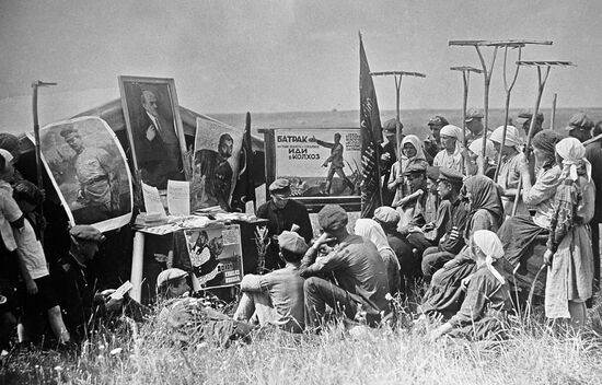 Колхозники на митинге
