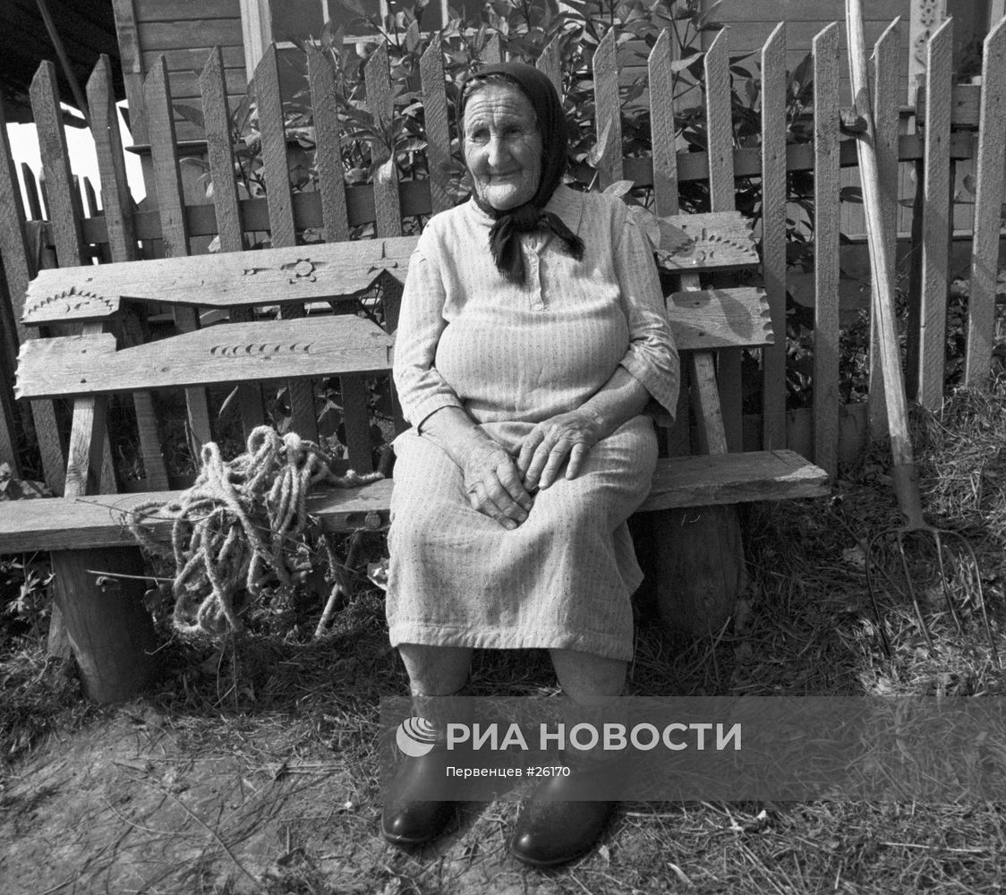 ДЕРЕВНЯ СТАРУХА ЛАВОЧКА
