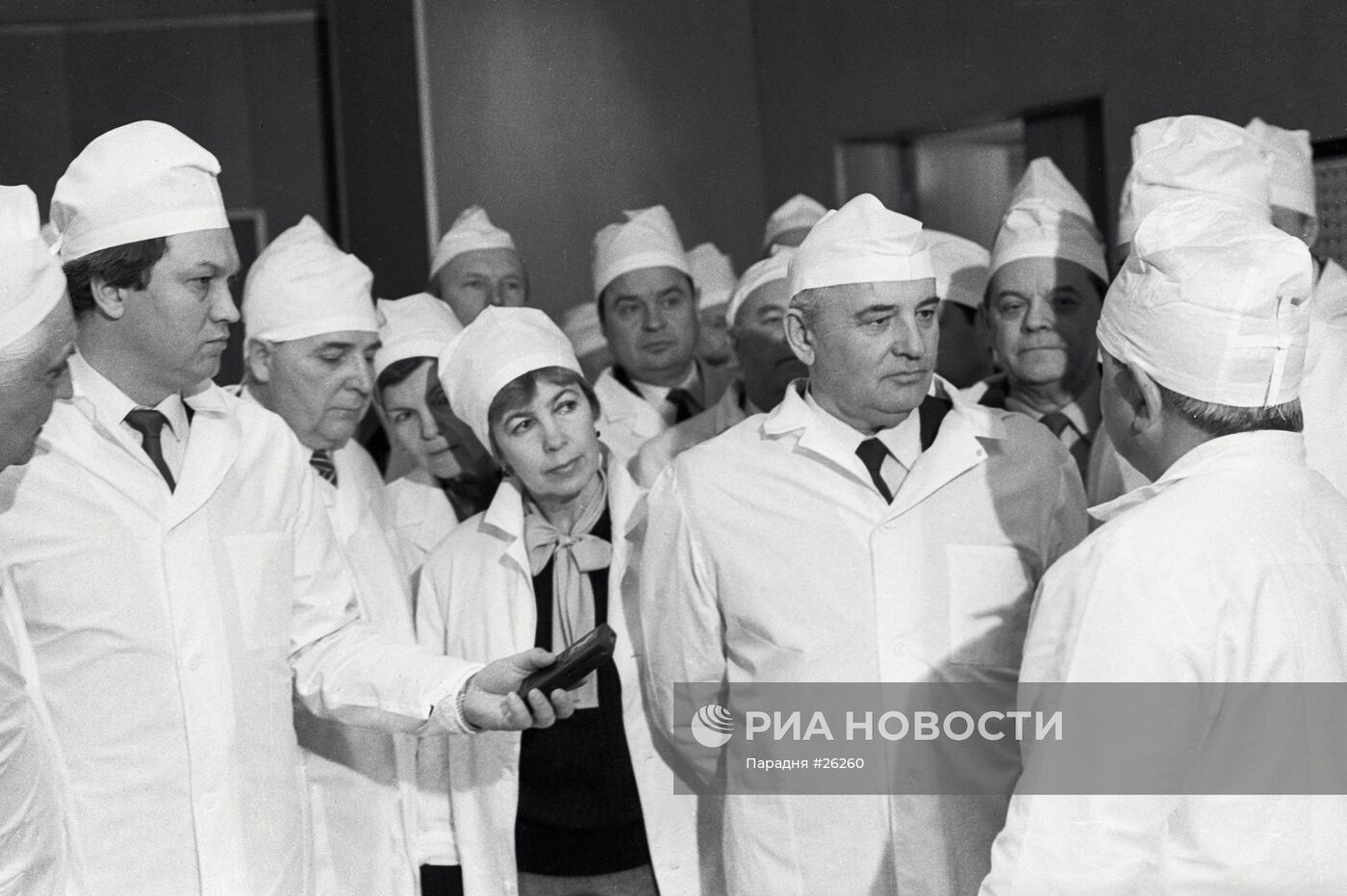 Михаил Горбачев и Раиса Горбачева с сотрудниками Чернобыльской АЭС