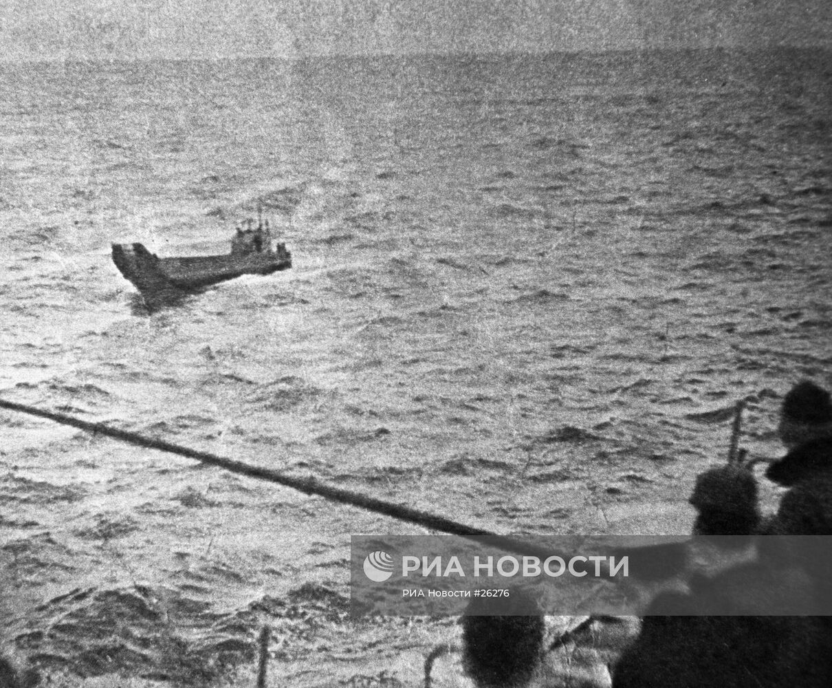 ТИХИЙ ОКЕАН АМЕРИКА АВИАНОСЕЦ БАРЖА МОРЯКИ ДРЕЙФ