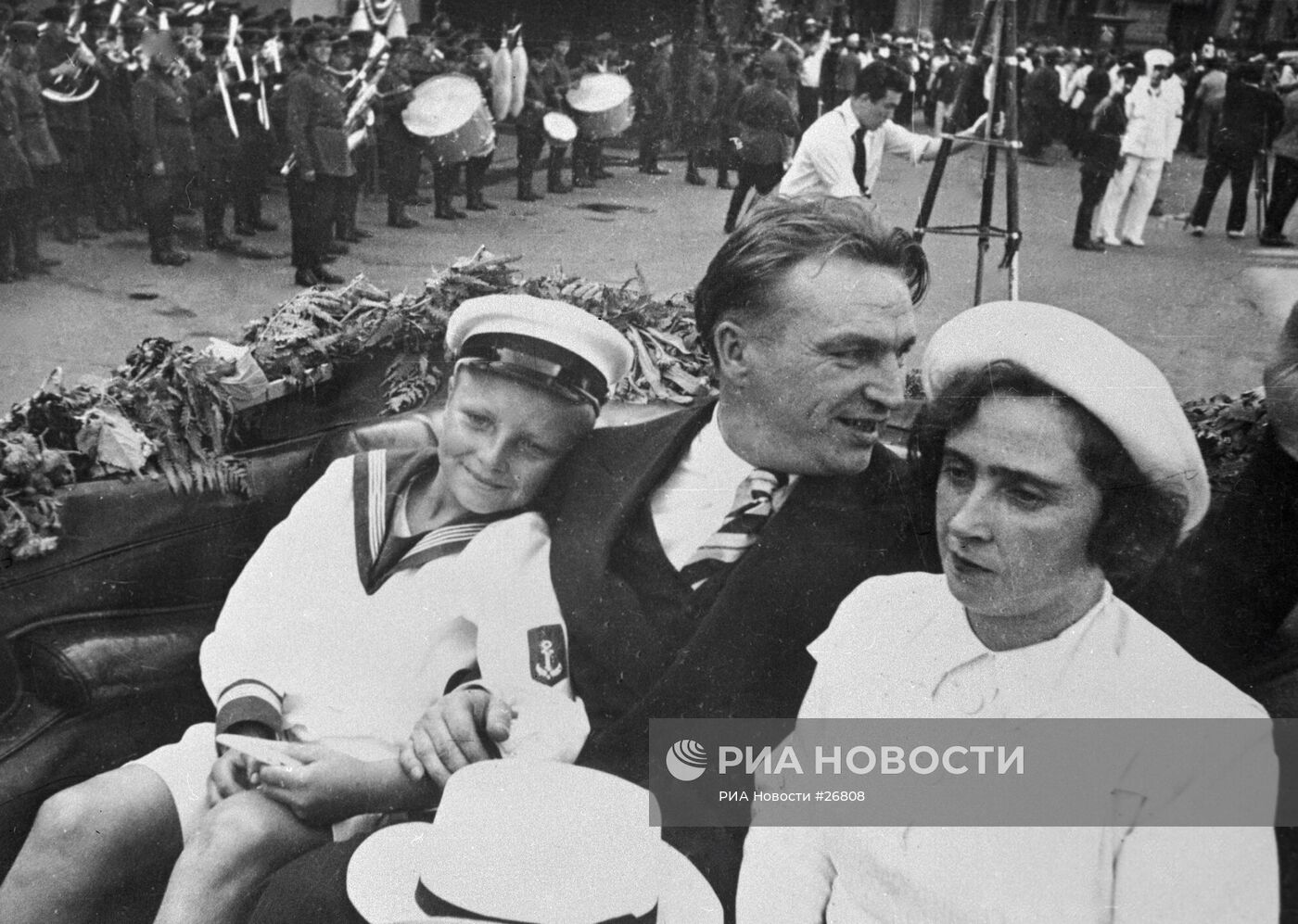 ЧКАЛОВ ЖЕНА СЫН МАШИНА ТОРЖЕСТВЕННАЯ ВСТРЕЧА