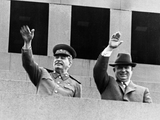 Иосиф Сталин и Никита Хрущев на трибуне Мавзолея