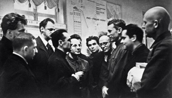 МИКОЯН РАДЕК ДЕЛЕГАТЫ СЪЕЗД БЕСЕДА