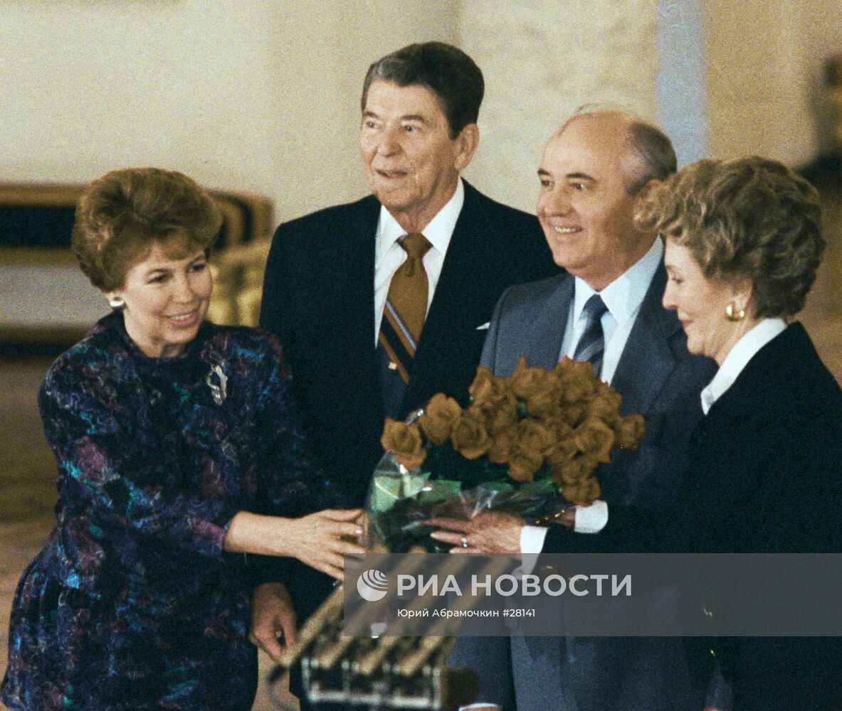 Михаил Горбачев и Рональд Рейган с супругами