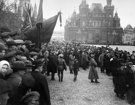 Участники первомайской демонстрации