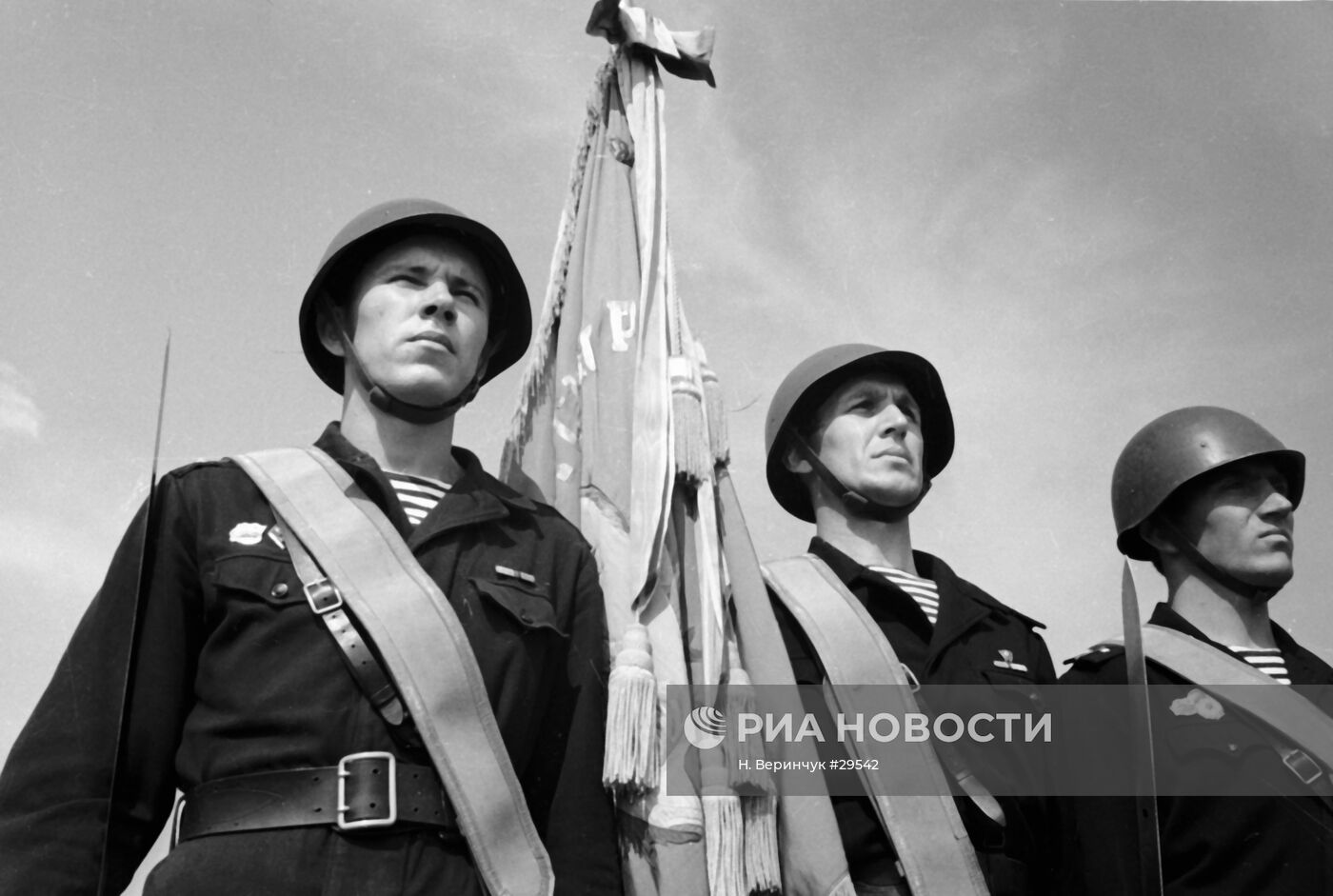 ЗНАМЕНОСЕЦ ПОСТРОЕНИЕ