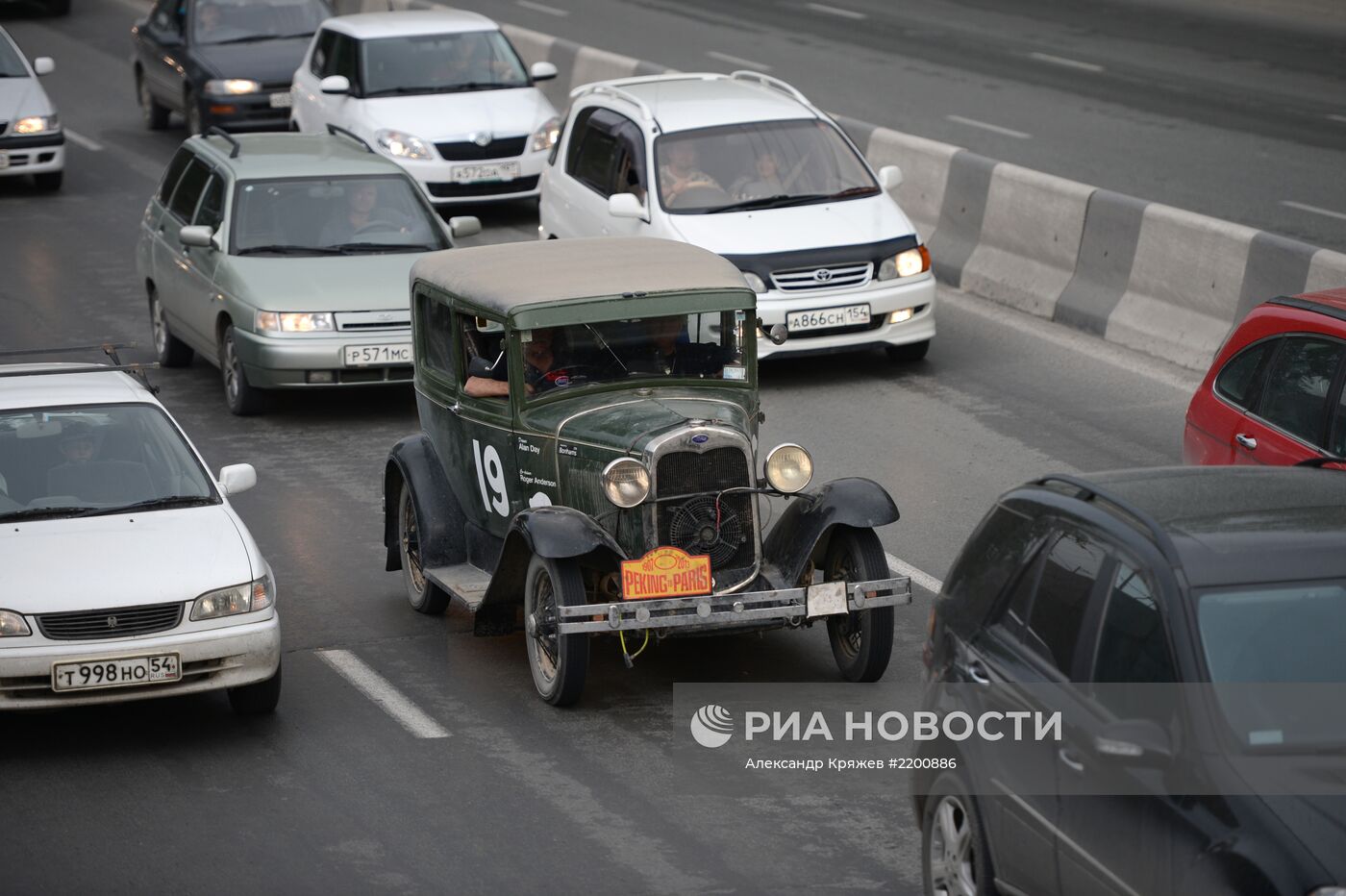 Ралли на ретро-автомобилях "Пекин-Париж" в Новосибирске