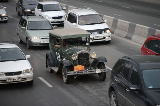 Ралли на ретро-автомобилях "Пекин-Париж" в Новосибирске