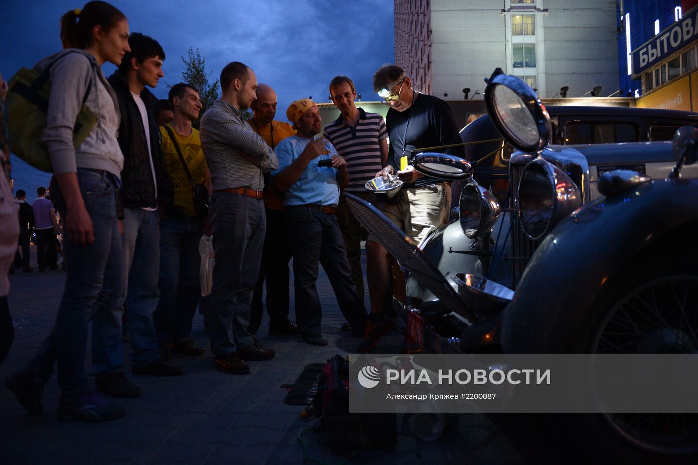 Ралли на ретро-автомобилях "Пекин-Париж" в Новосибирске