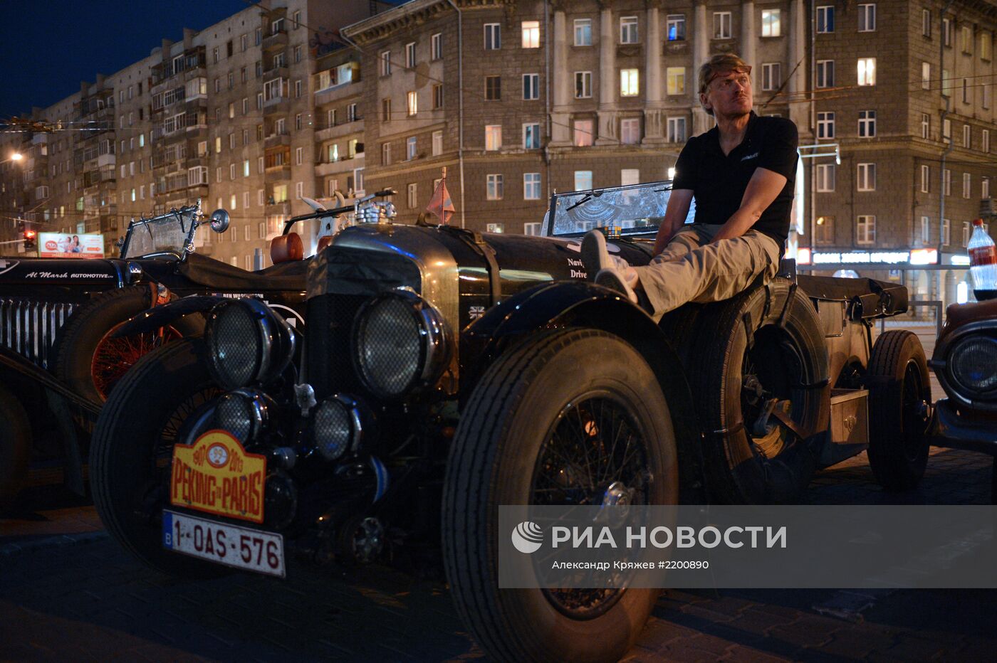 Ралли на ретро-автомобилях "Пекин-Париж" в Новосибирске