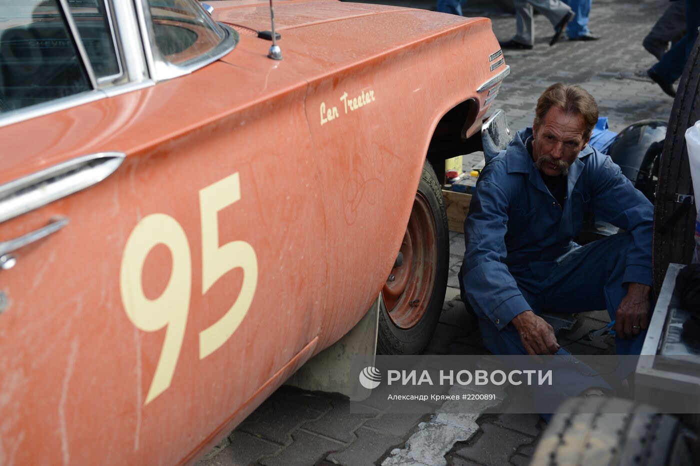 Ралли на ретро-автомобилях "Пекин-Париж" в Новосибирске