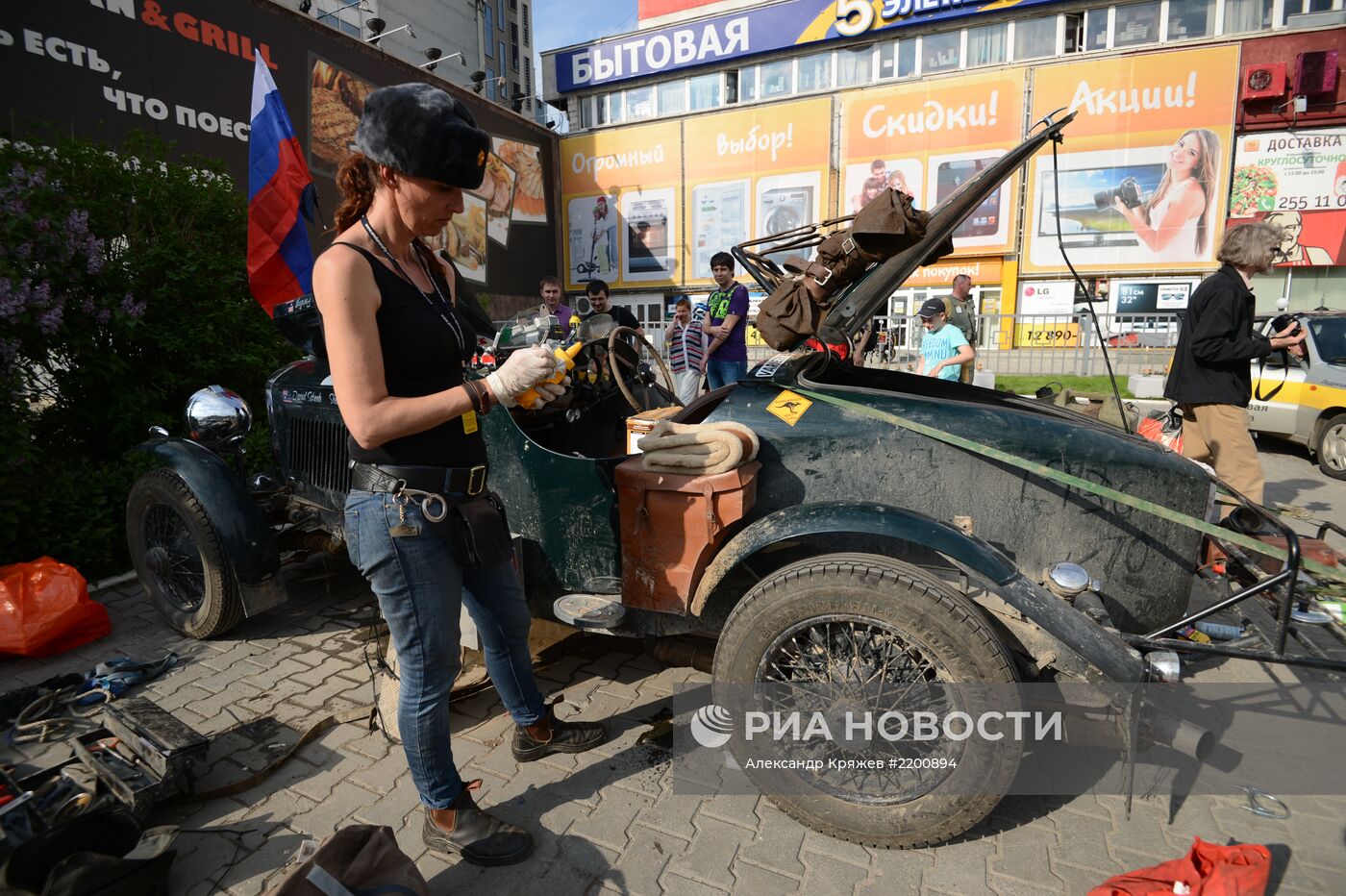 Ралли на ретро-автомобилях "Пекин-Париж" в Новосибирске