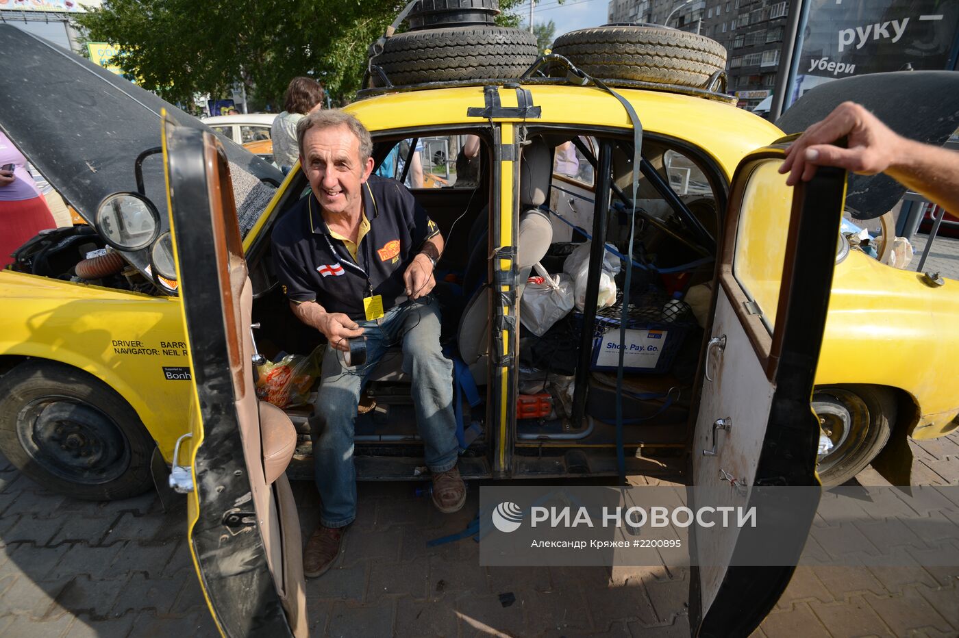 Ралли на ретро-автомобилях "Пекин-Париж" в Новосибирске