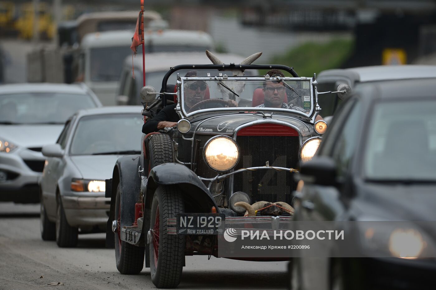 Ралли на ретро-автомобилях "Пекин-Париж" в Новосибирске