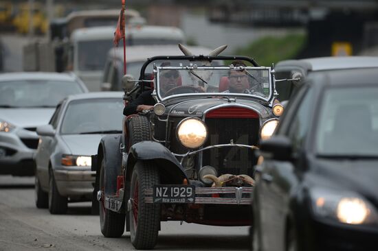 Ралли на ретро-автомобилях "Пекин-Париж" в Новосибирске