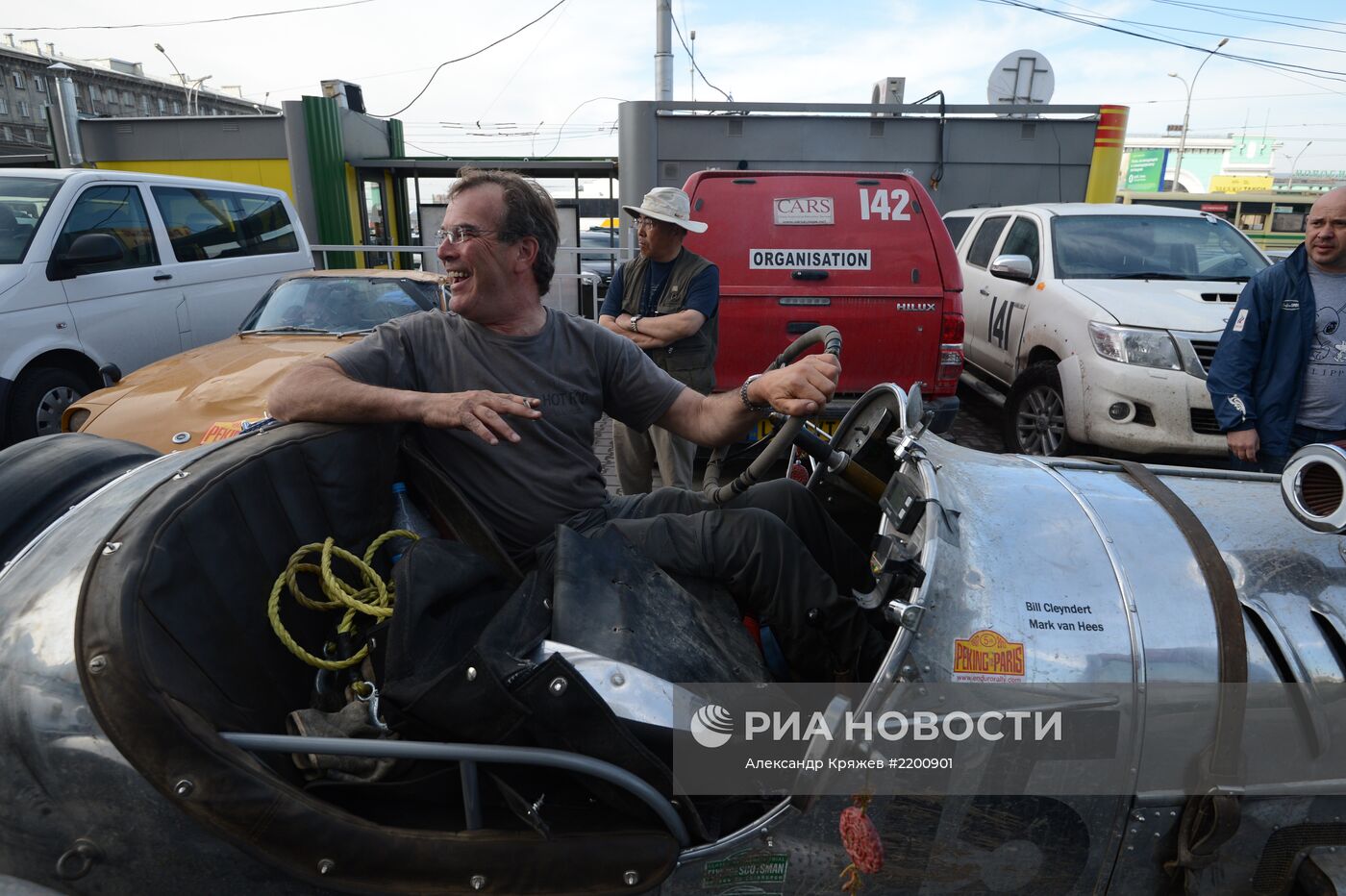Ралли на ретро-автомобилях "Пекин-Париж" в Новосибирске