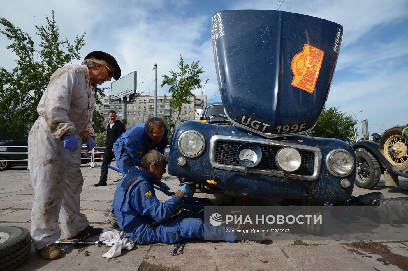 Ралли на ретро-автомобилях "Пекин-Париж" в Новосибирске