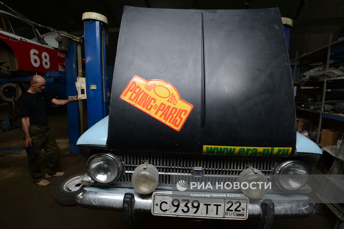 Ралли на ретро-автомобилях "Пекин-Париж" в Новосибирске