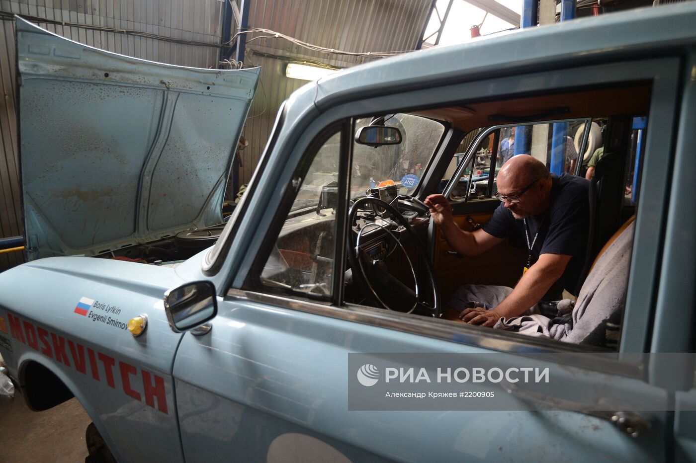Ралли на ретро-автомобилях "Пекин-Париж" в Новосибирске