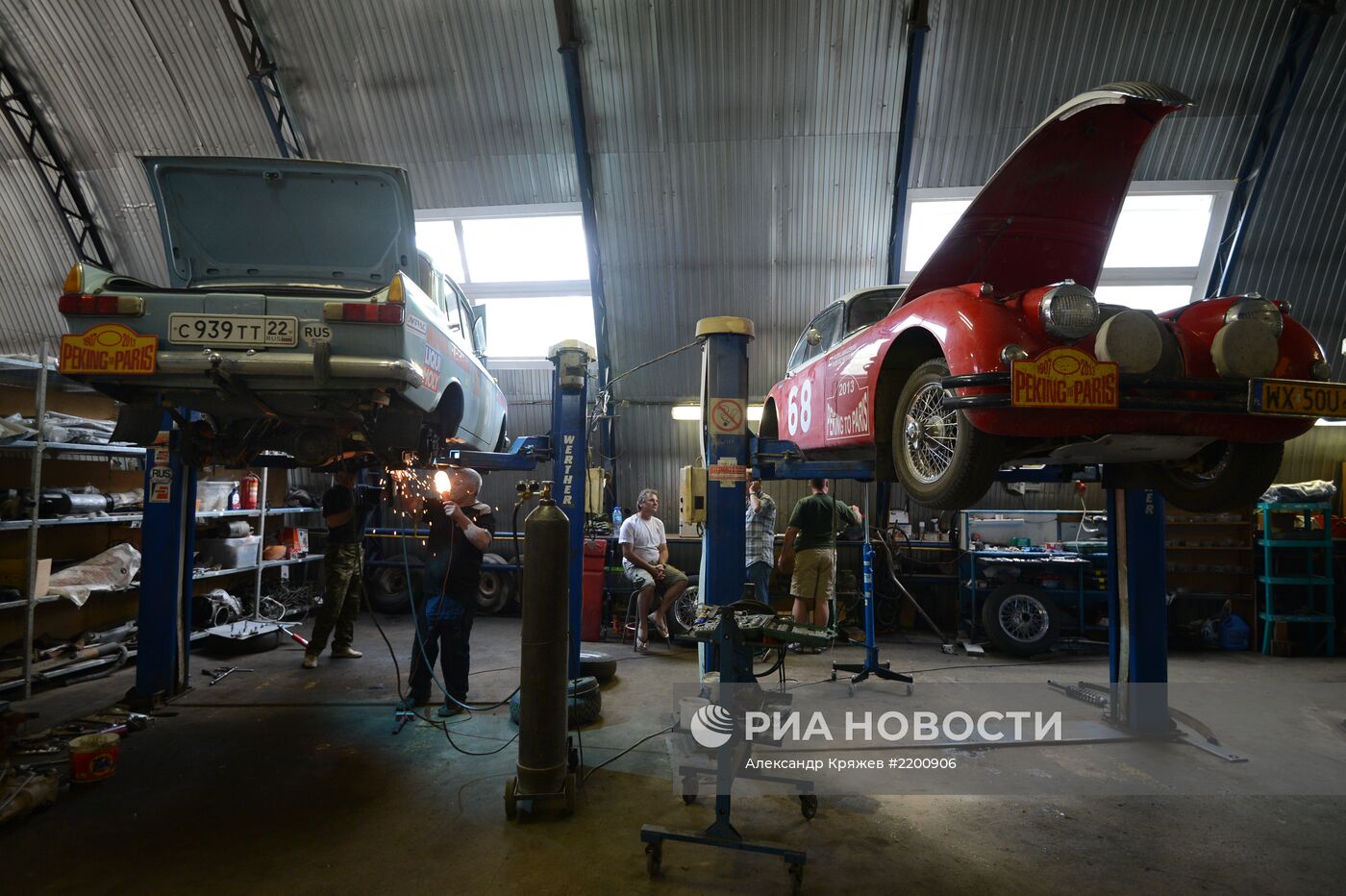 Ралли на ретро-автомобилях "Пекин-Париж" в Новосибирске