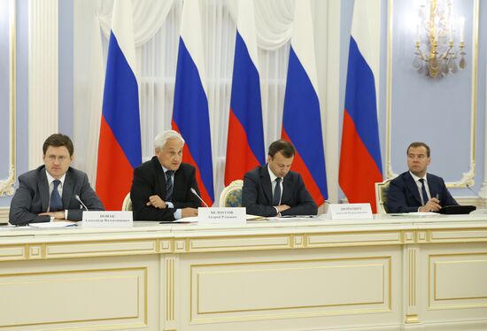 Д.Медведев провел совещание в резиденции "Горки"