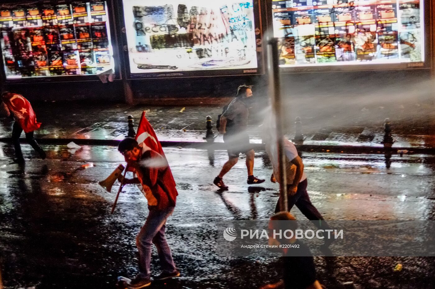 Столкновения протестующих и полиции в Турции