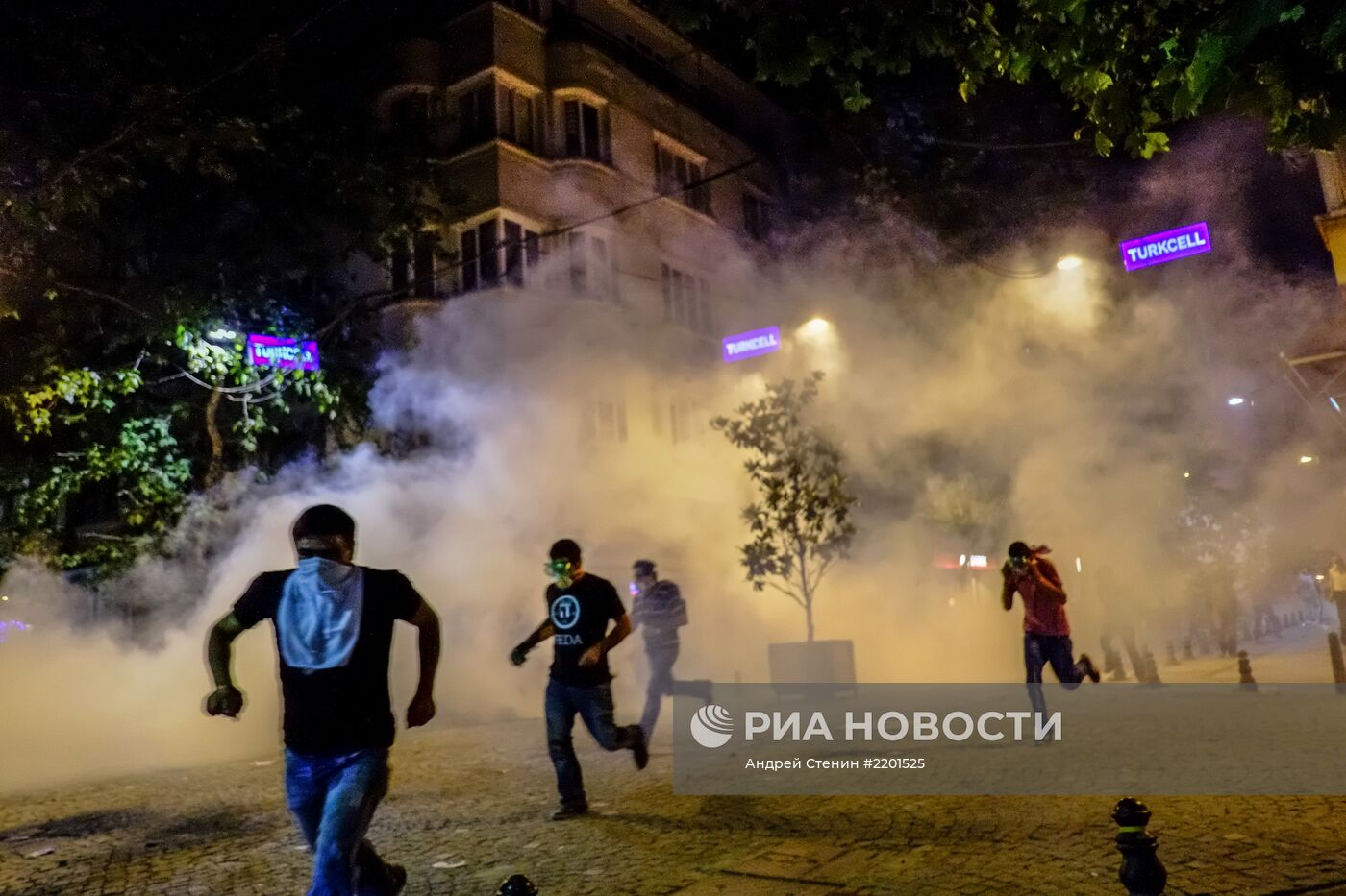 Столкновения протестующих и полиции в Турции