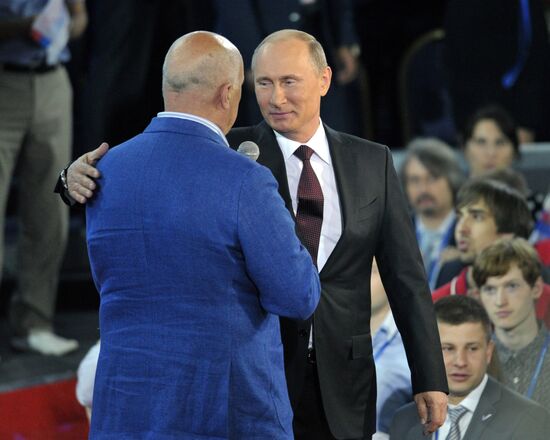 В.Путин принял участие в работе учредительного съезда ОНФ