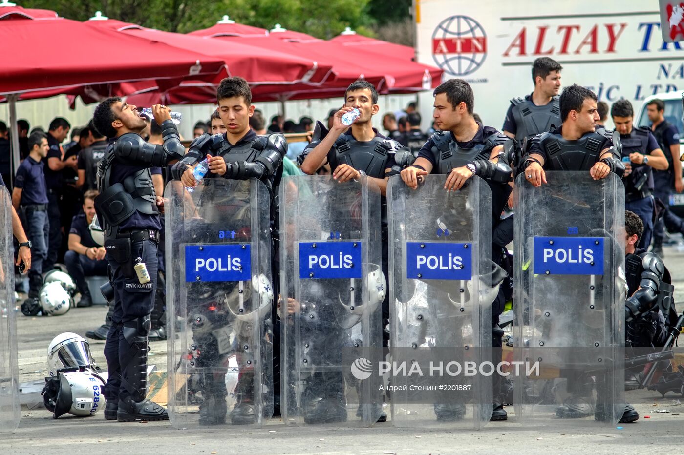 Столкновения протестующих и полиции в Турции