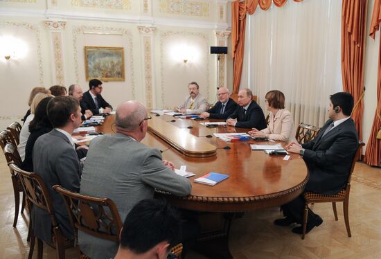 В.Путин встретился с представителями "Гражданской двадцатки"