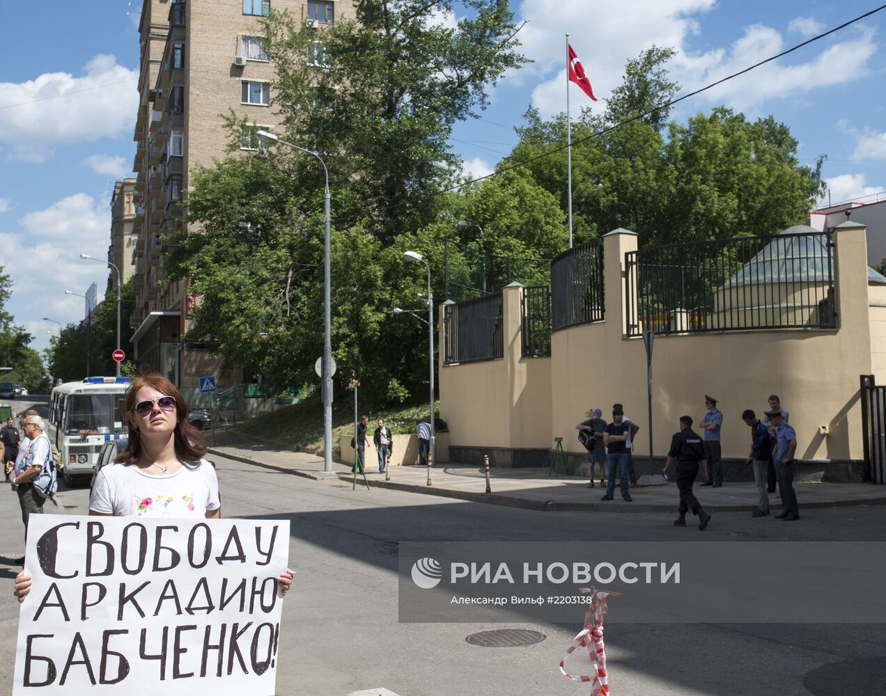 Одиночные пикеты в защиту российского журналиста А.Бабченко