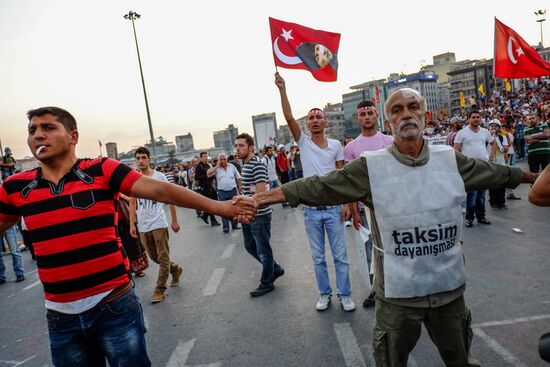 Разгон демонстрантов в парке Гези в Стамбуле