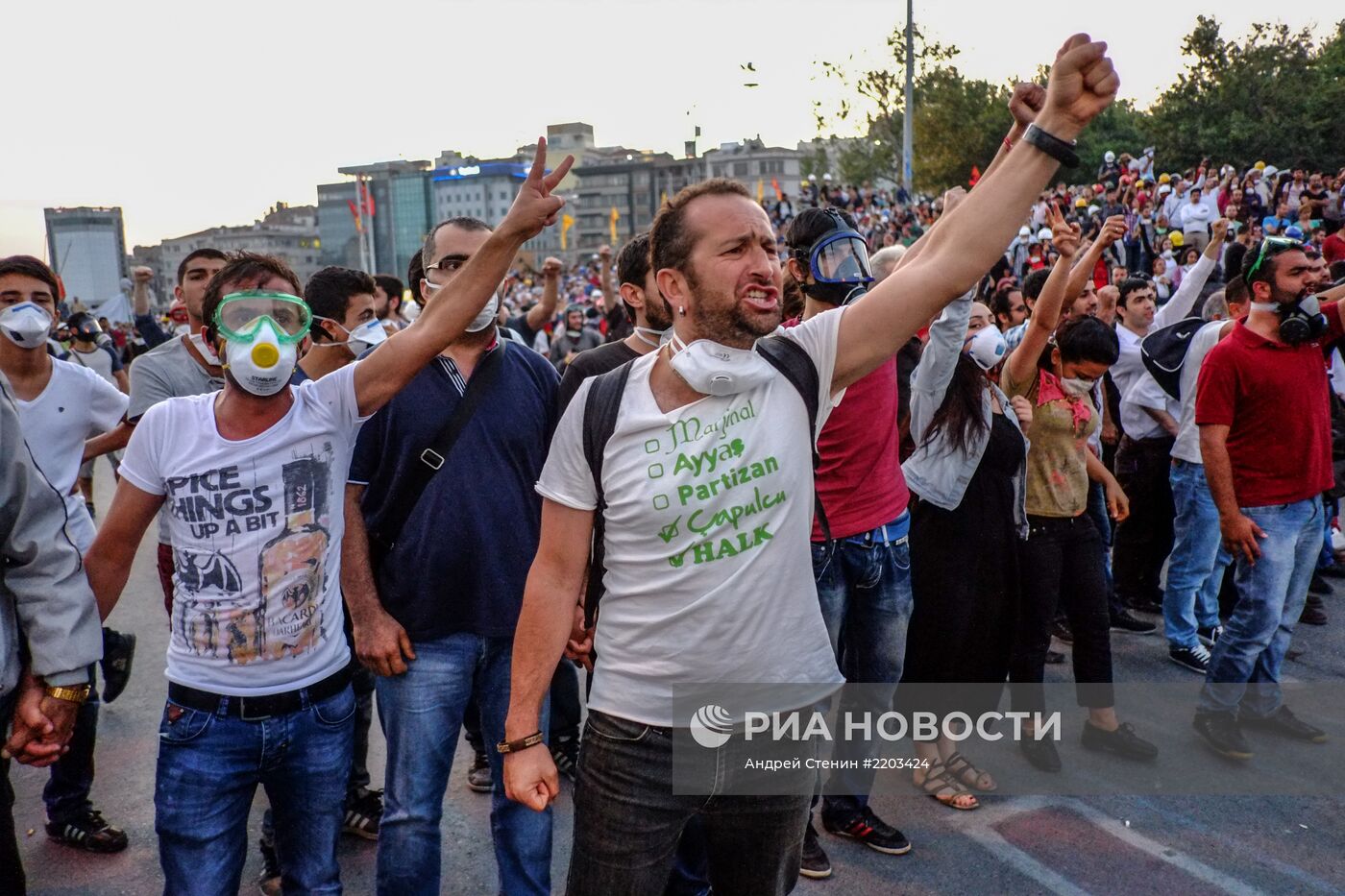 Разгон демонстрантов в парке Гези в Стамбуле