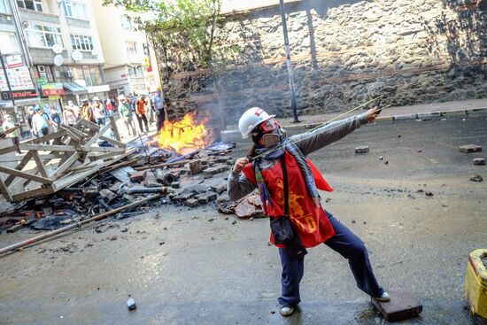 Столкновения демонстрантов с полицией в Стамбуле