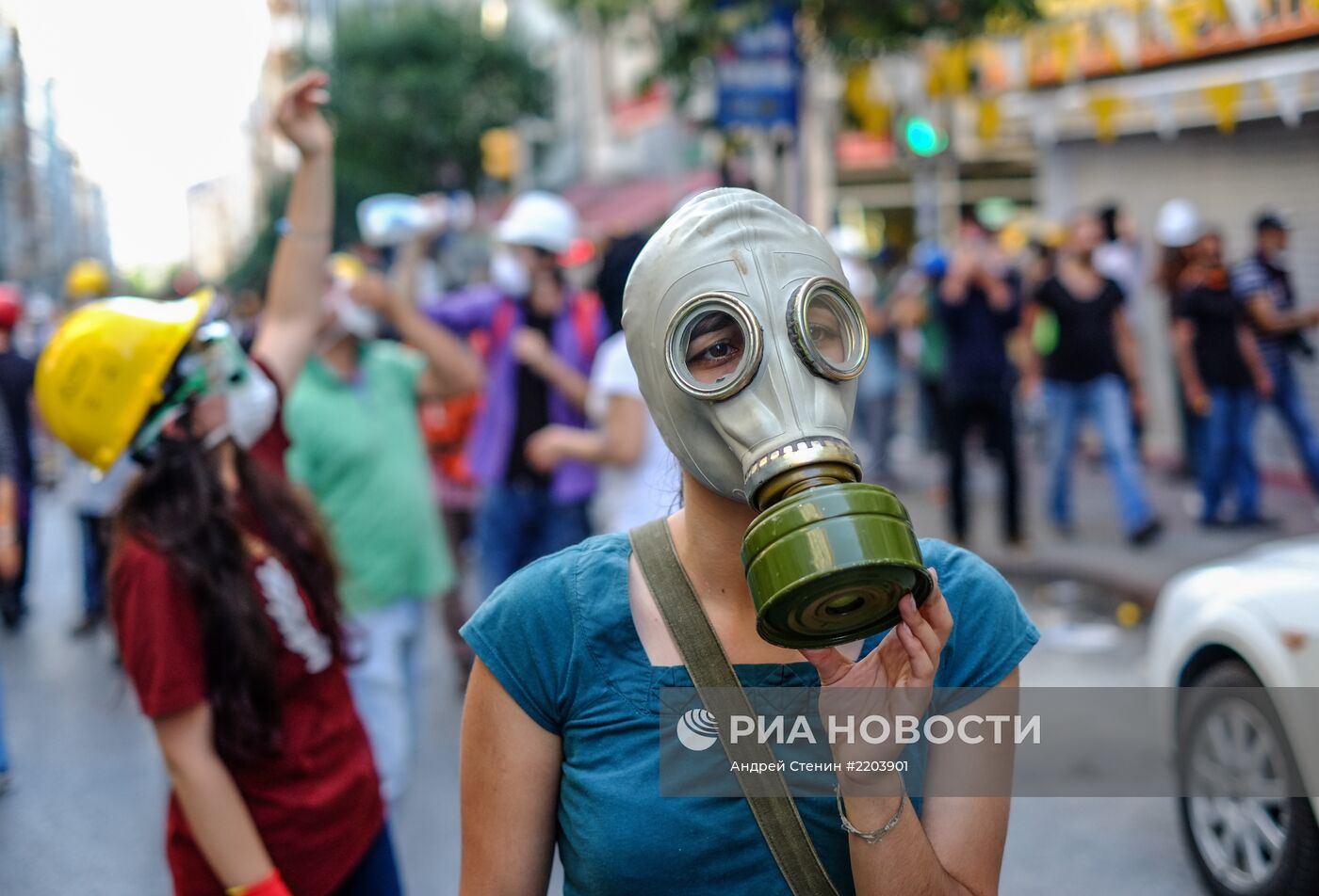 Столкновения демонстрантов с полицией в Стамбуле