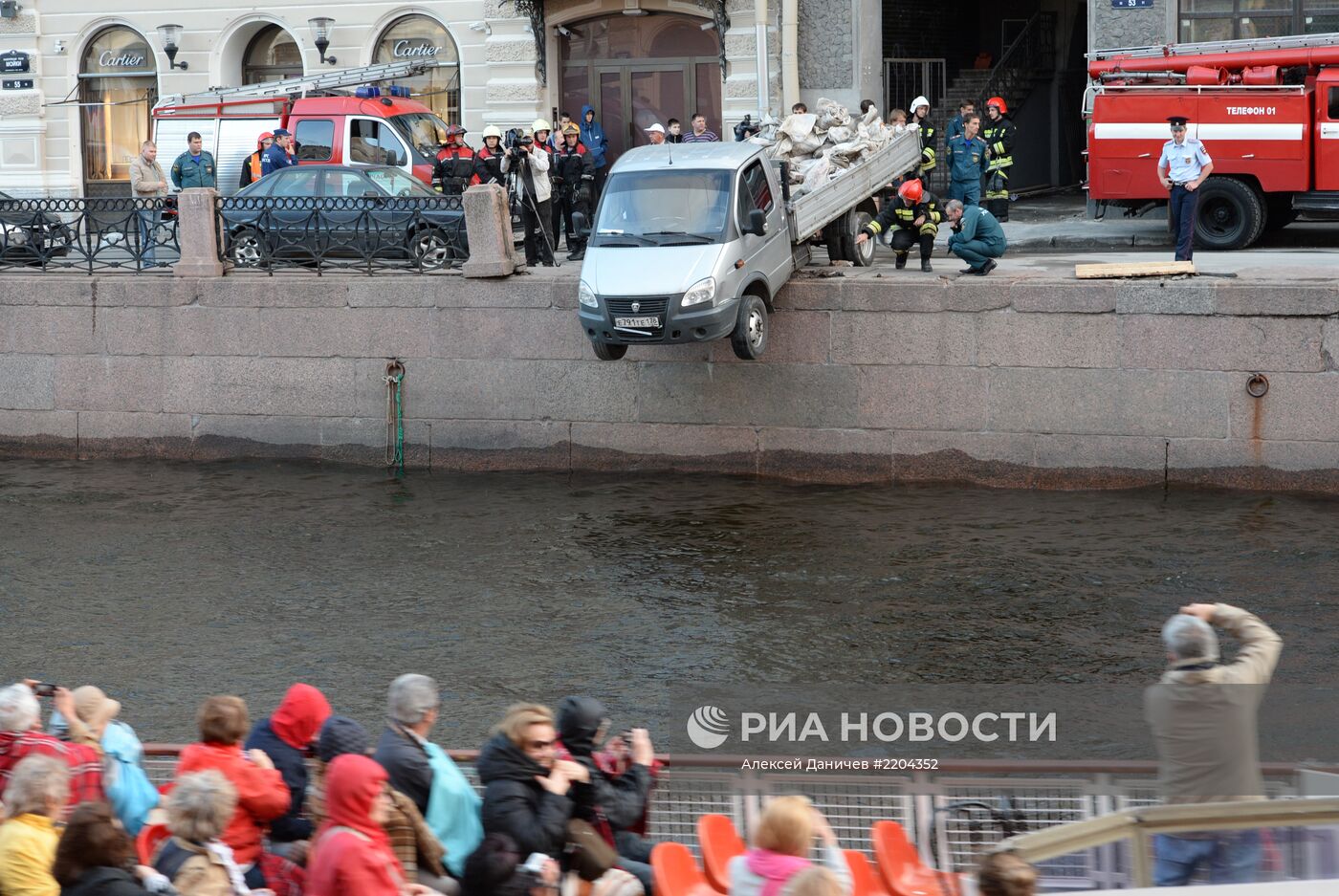 Грузовик пробил ограждение набережной Мойки в Санкт-Петербурге | РИА  Новости Медиабанк