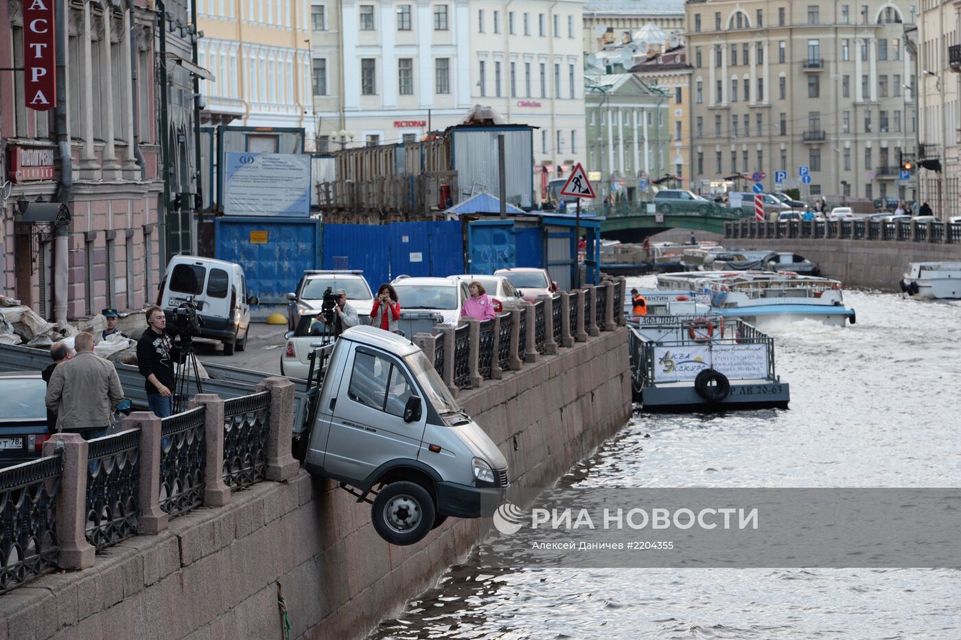 Грузовик пробил ограждение набережной Мойки в Санкт-Петербурге | РИА  Новости Медиабанк