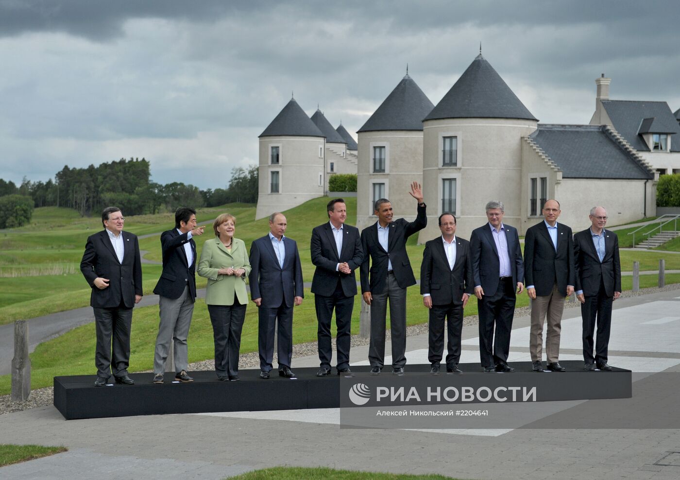 Церемония совместного фотографирования участников саммита G8