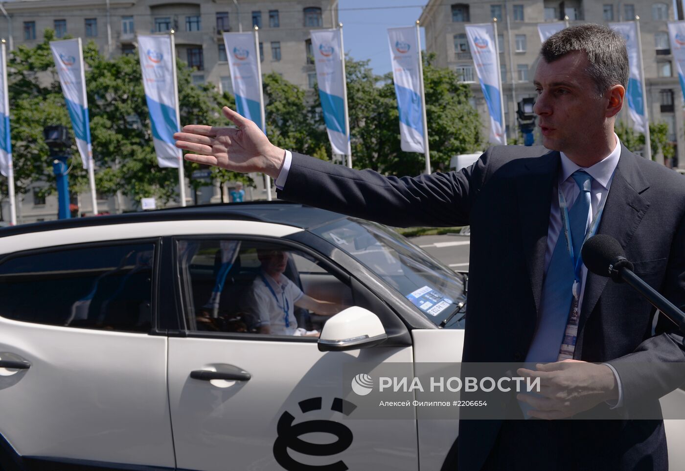 М.Прохоров показал Ё-мобиль во время ПМЭФ в Санкт-Петербурге